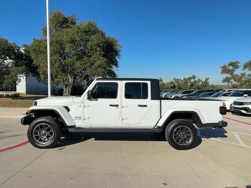 Used 2022 Jeep Gladiator Overland image 3