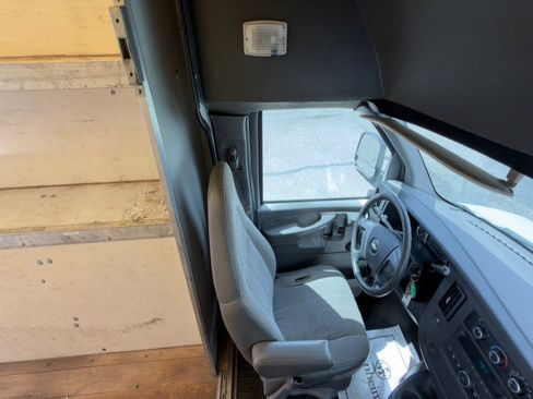 Used 2008 Chevrolet Express 3500 RWD image 13