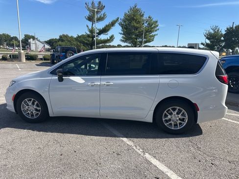 New 2026 Chrysler Pacifica Select image 18