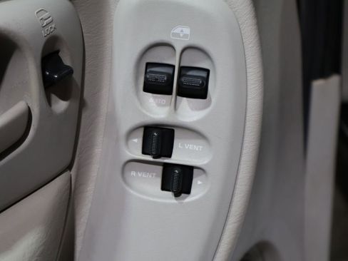 Used 2007 Chrysler Town & Country Touring image 14