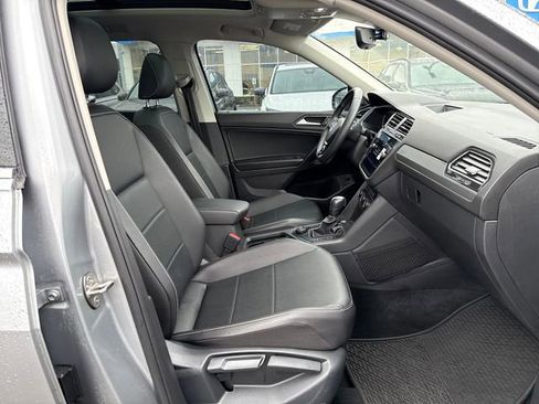 Used 2021 Volkswagen Tiguan SE image 9