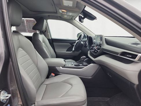 Used 2021 Toyota Highlander XLE AWD/4WD image 15