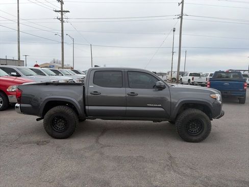 Used 2019 Toyota Tacoma 4D Double Cab image 7