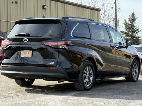 Used 2021 Toyota Sienna XLE image 6