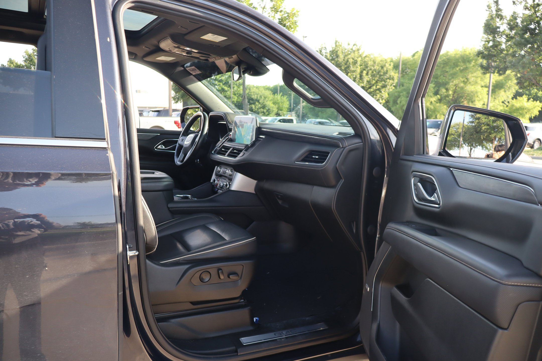 Used 2023 GMC Yukon SLT AWD/4WD image 30