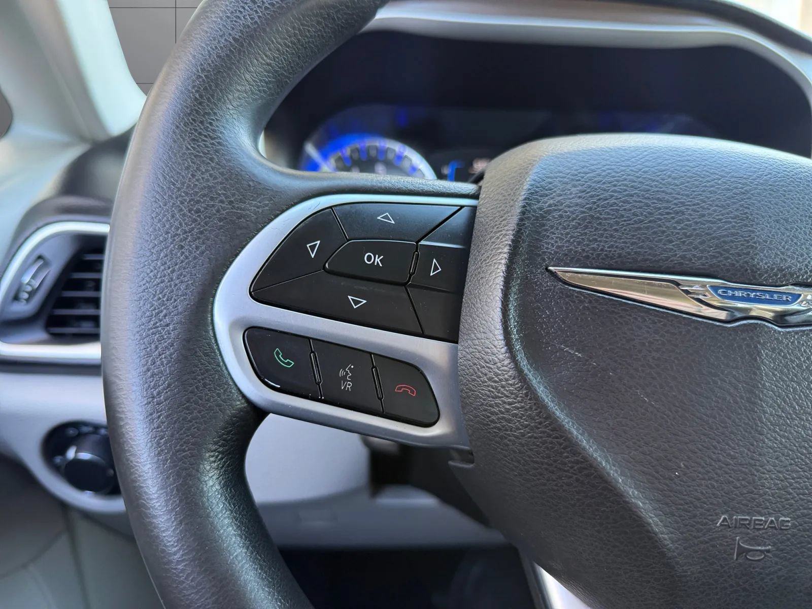 Used 2017 Chrysler Pacifica Touring FWD image 28