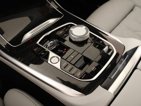 New 2026 BMW X7 xDrive40i w/ M Sport Package AWD/4WD image 8