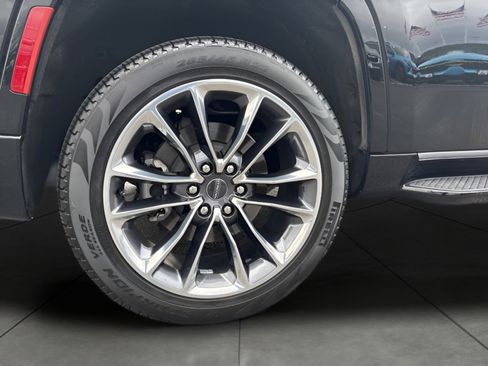 Used 2024 Jeep Wagoneer Series II w/ Premium Group I AWD/4WD image 12