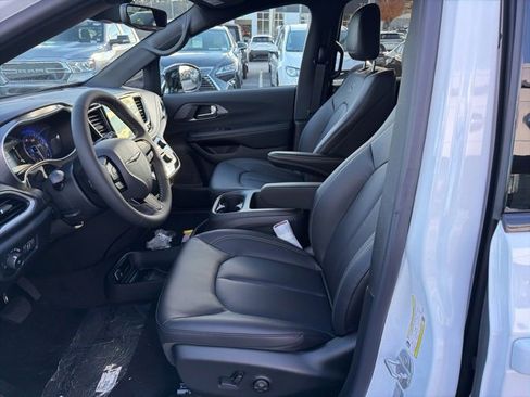 New 2026 Chrysler Pacifica Select w/ S Appearance Package image 9