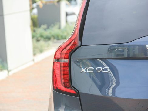 Certified 2025 Volvo XC90 B5 Core w/ Climate Package image 10