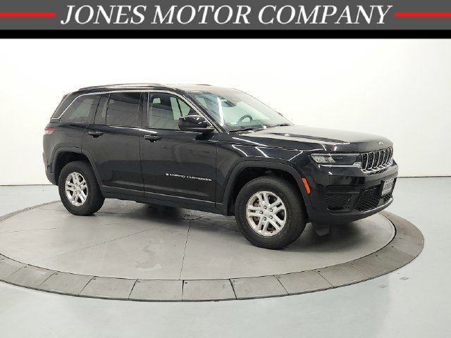 Used 2024 Jeep Grand Cherokee Laredo RWD image 1