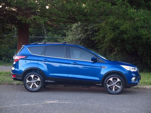 Used 2017 Ford Escape SE w/ Equipment Group 201A AWD/4WD image 38