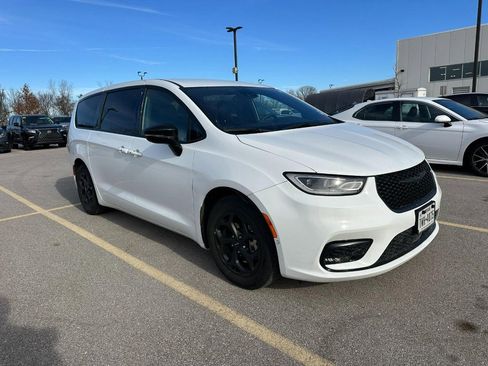 Used 2024 Chrysler Pacifica Limited image 3