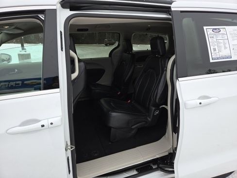 Used 2022 Chrysler Pacifica Touring-L image 20