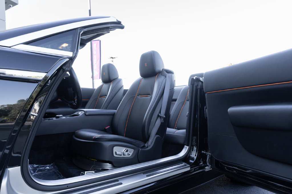 Used 2018 Rolls-Royce Dawn RWD image 21