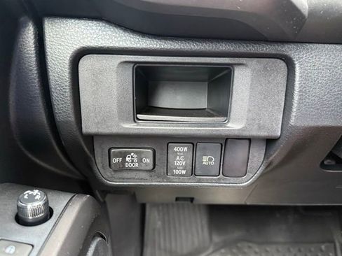 Used 2018 Toyota Tacoma TRD Sport AWD/4WD image 32