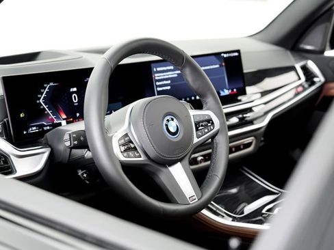 Used 2025 BMW X5 xDrive50e w/ M Sport Package image 9