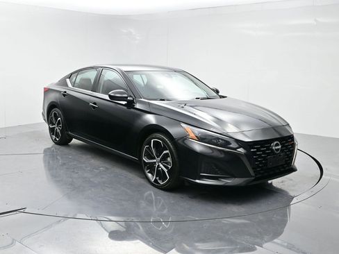 Used 2024 Nissan Altima 2.5 SR image 2