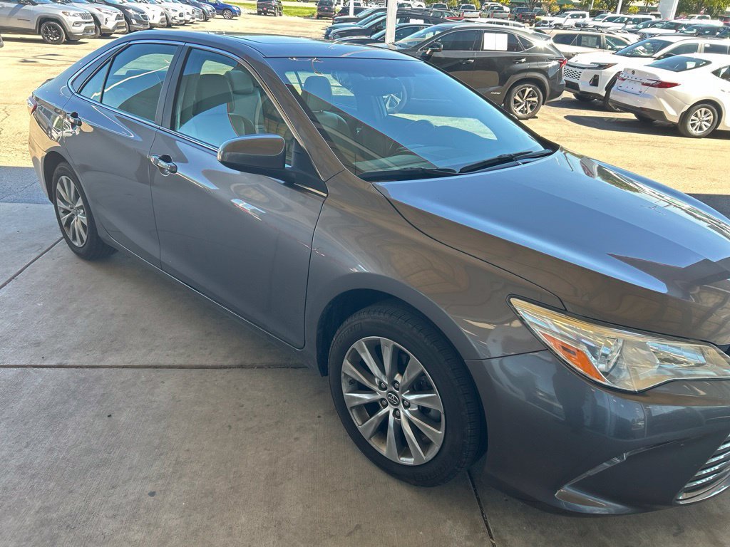 Used 2017 Toyota Camry XLE w/ Moonroof Package FWD image 3