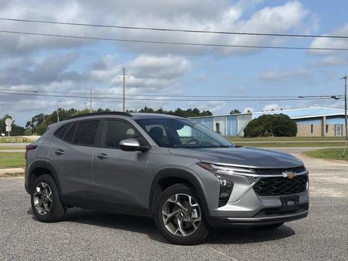 Used 2025 Chevrolet Trax LT w/ LT Convenience Package FWD image 2