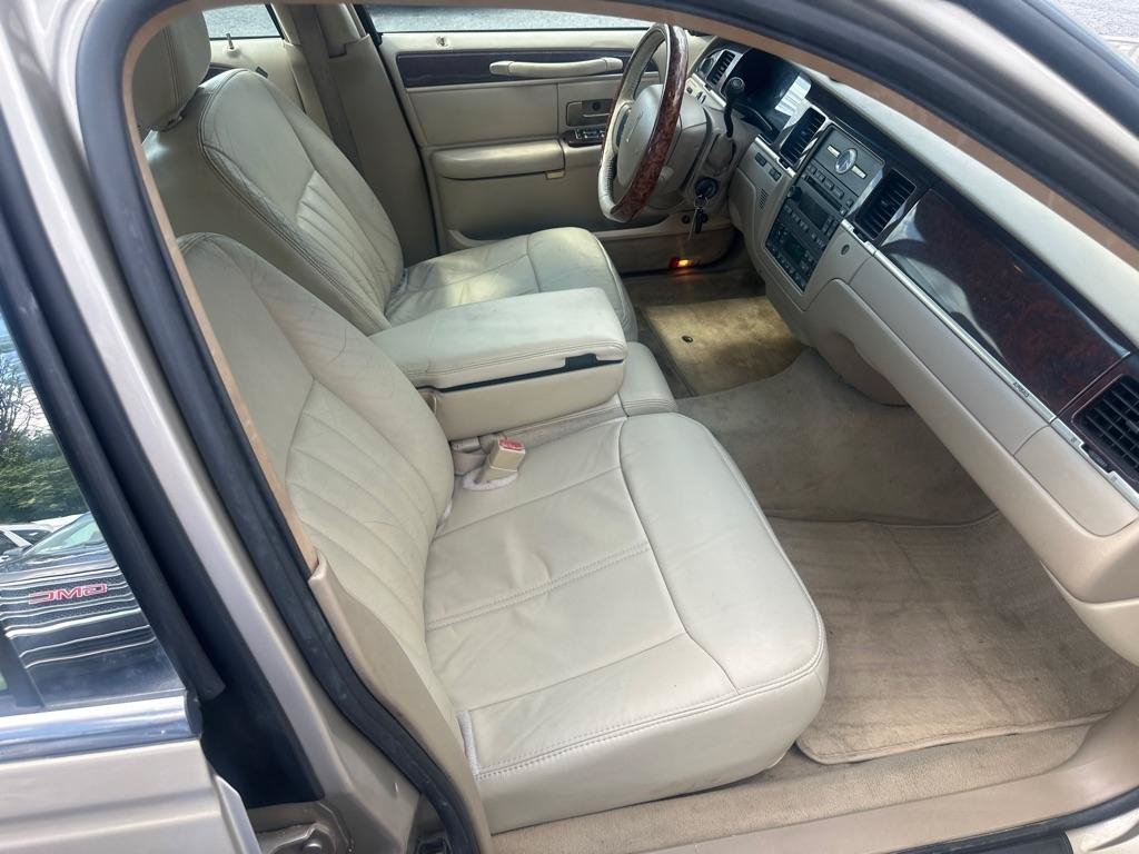 Used 2006 Lincoln Town Car Signature RWD image 38