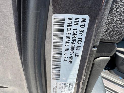 Used 2021 Jeep Grand Cherokee Laredo image 23