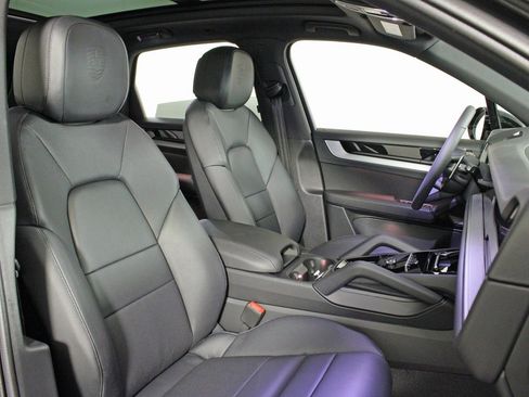 Used 2025 Porsche Cayenne image 36