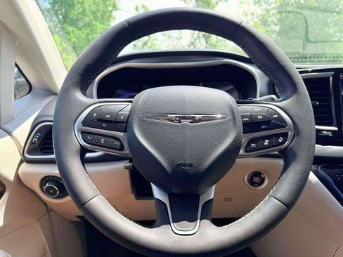 Certified 2023 Chrysler Pacifica Touring-L FWD image 20