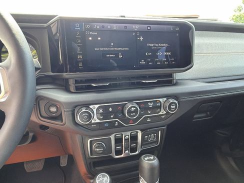 Used 2025 Jeep Wrangler Unlimited Sahara AWD/4WD image 31