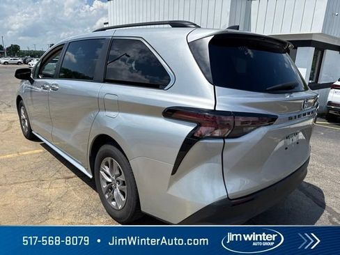 Used 2023 Toyota Sienna XLE FWD image 8