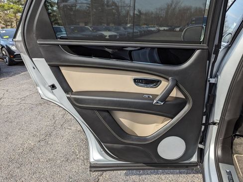 Used 2018 Bentley Bentayga AWD/4WD image 38