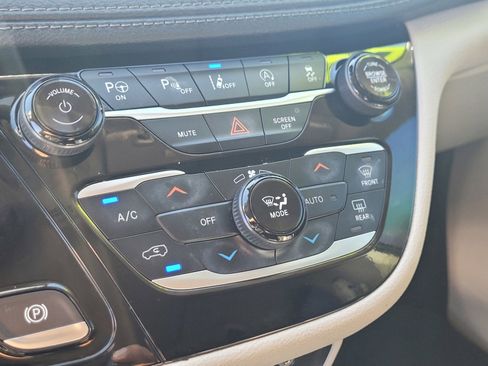 Used 2020 Chrysler Pacifica Limited w/ Advanced Safetytec Group image 20