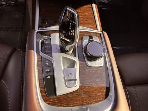 Used 2022 BMW 750i xDrive w/ Executive Package image 12