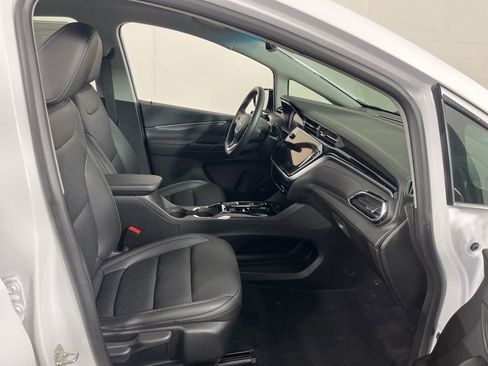 Used 2023 Chevrolet Bolt LT w/ Infotainment Package FWD image 8