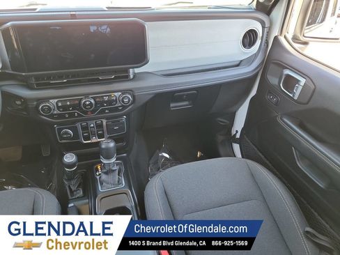 Used 2025 Jeep Wrangler Unlimited Sahara AWD/4WD image 24