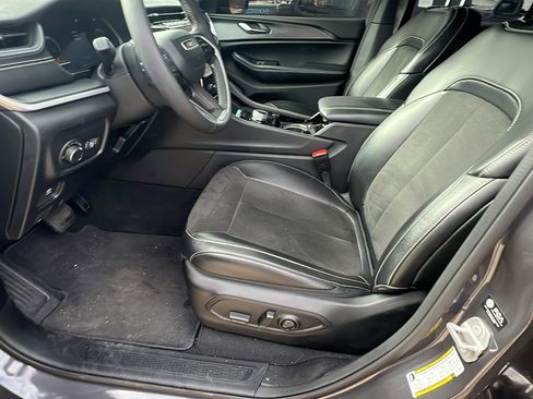 Used 2023 Jeep Grand Cherokee Altitude image 16