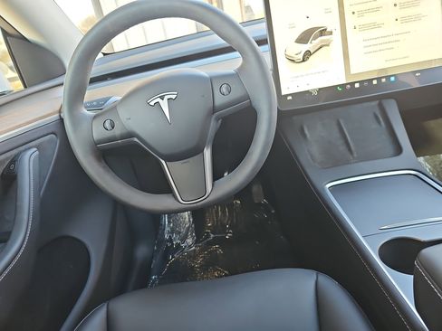 Used 2024 Tesla Model Y Long Range image 16