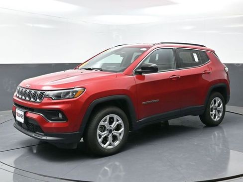 Used 2025 Jeep Compass Latitude AWD/4WD image 7