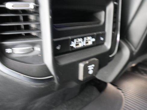 Used 2019 RAM 1500 Laramie AWD/4WD image 10