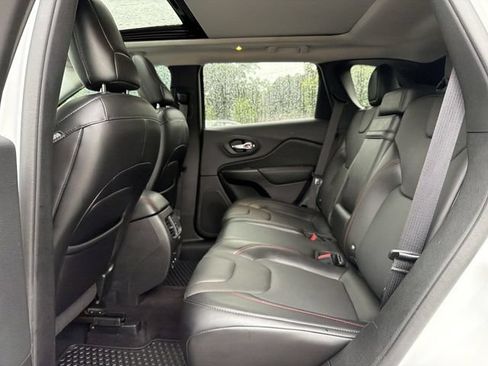 Used 2019 Jeep Cherokee Trailhawk AWD/4WD image 13