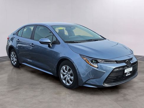 Used 2023 Toyota Corolla LE image 3