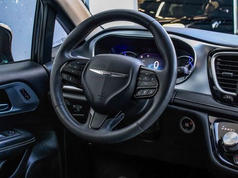 Used 2022 Chrysler Pacifica Touring-L w/ Uconnect Theater Family Group FWD image 24