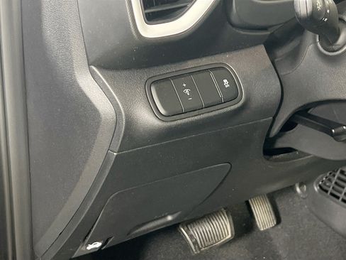 Used 2023 Hyundai Venue Limited FWD image 10