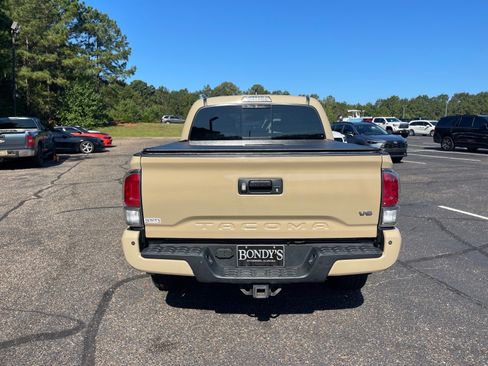 Used 2020 Toyota Tacoma TRD Sport w/ Technology Package AWD/4WD image 15