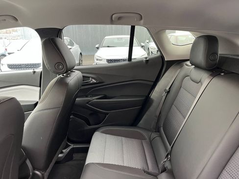 Used 2025 Chevrolet Trax LT image 38