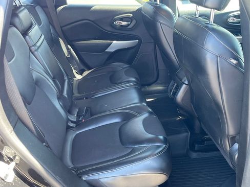 Used 2018 Jeep Cherokee Latitude Plus AWD/4WD image 31
