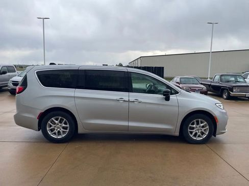 Used 2024 Chrysler Pacifica Touring-L FWD image 2
