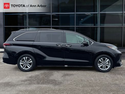 Used 2023 Toyota Sienna Limited image 13