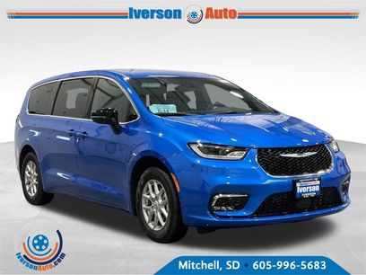 New 2026 Chrysler Pacifica Select