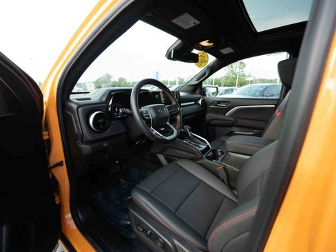 Used 2025 Chevrolet Colorado Z71 w/ Technology Package AWD/4WD image 8